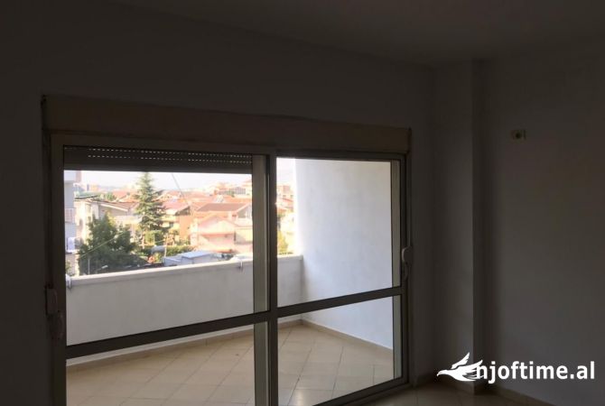 Ambiente Commerciale in Affitto 3+1 a Tirana - 650 Euro