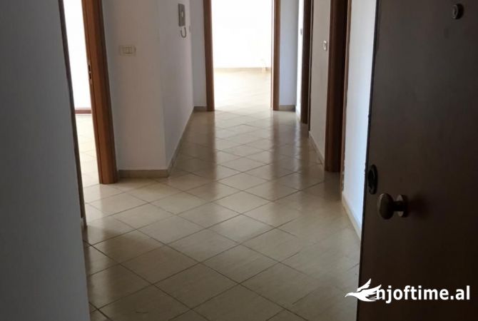 Ambiente Commerciale in Affitto 3+1 a Tirana - 650 Euro
