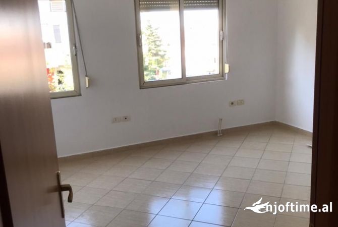 Jepet apartament me qera i pershtatshem per zyra Kati 3,  tek Kristal Center