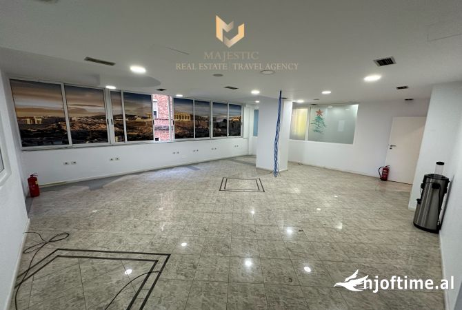 Ambiente Commerciale in Affitto 3+1 a Tirana - 3,000 Euro