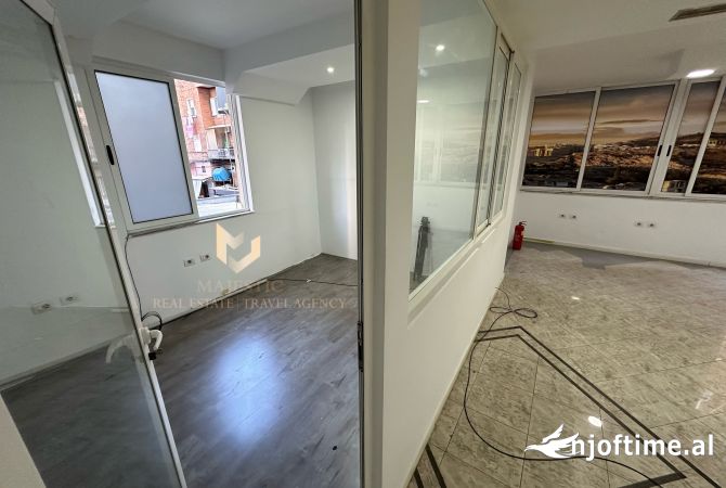 Ambiente Commerciale in Affitto 3+1 a Tirana - 3,000 Euro