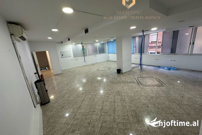 Ambiente Commerciale in Affitto 3+1 a Tirana - 3,000 Euro