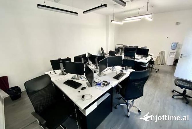 Ambiente Commerciale in Affitto 3+1 a Tirana - 900 Euro