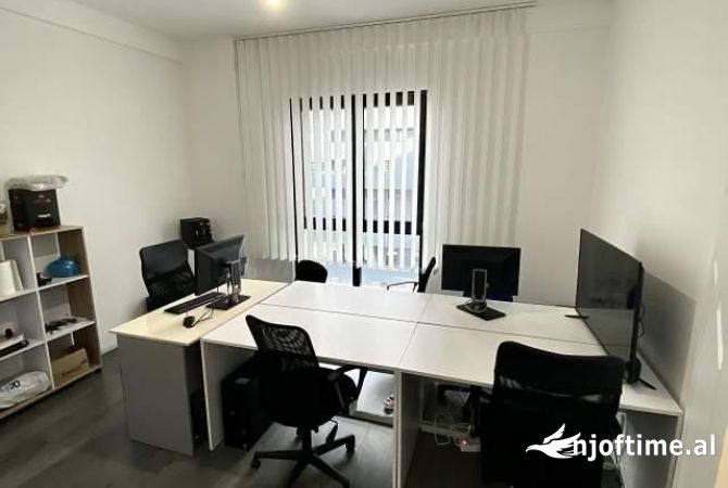 Ambiente Commerciale in Affitto 3+1 a Tirana - 900 Euro