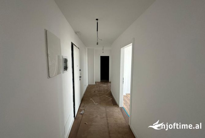 Jepet me qera apartament 2+1+2 120m2 te lake View(per zyra ose banim)