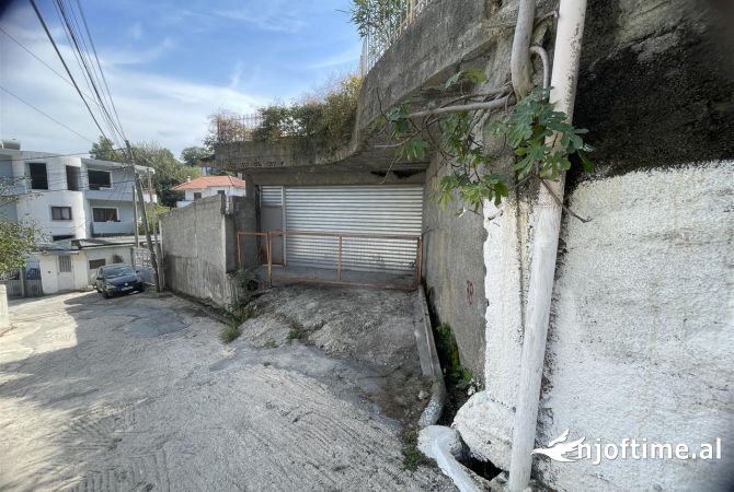 Ambiente Commerciale in Affitto 4+1 a Tirana - 600 Euro