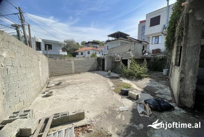 Ambiente Commerciale in Affitto 4+1 a Tirana - 600 Euro