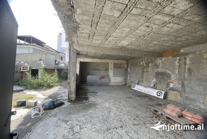 Ambiente Commerciale in Affitto 4+1 a Tirana - 600 Euro