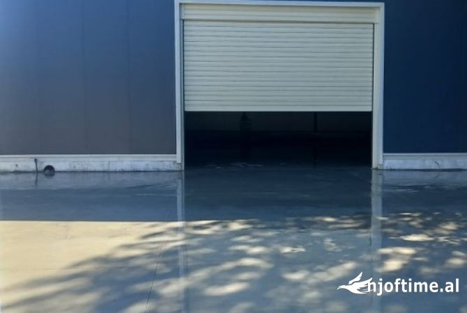 Shiten dy 350m2 + 1300m2 truall ne rinas (prane aeroportit)