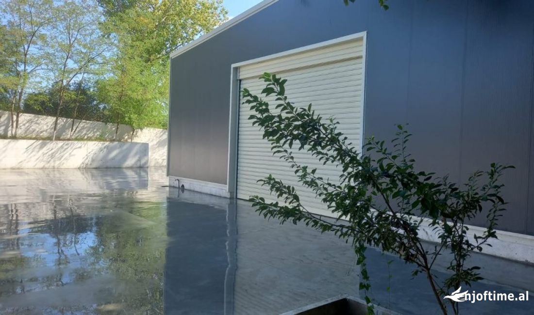 Shiten dy 350m2 + 1300m2 truall ne rinas (prane aeroportit)