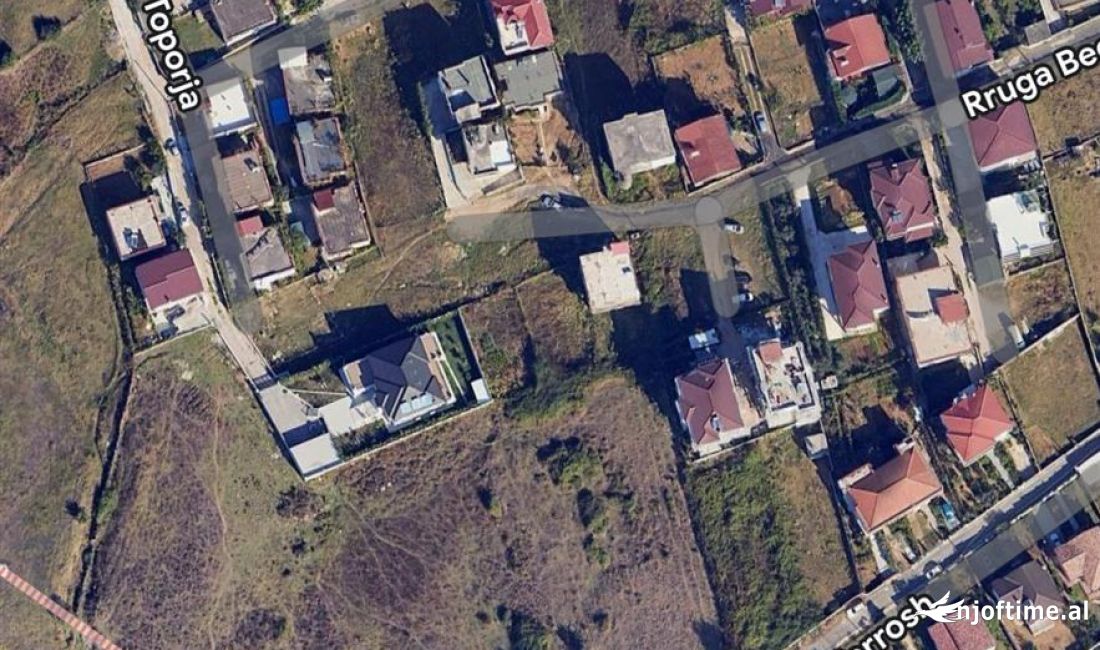 Shitet toke ne Sauk 1200 m2 me 300 euro metri