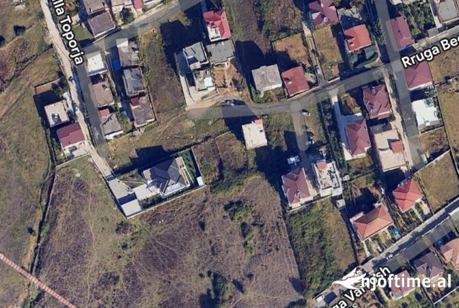 Shitet toke ne Sauk 1200 m2 me 300 euro metri