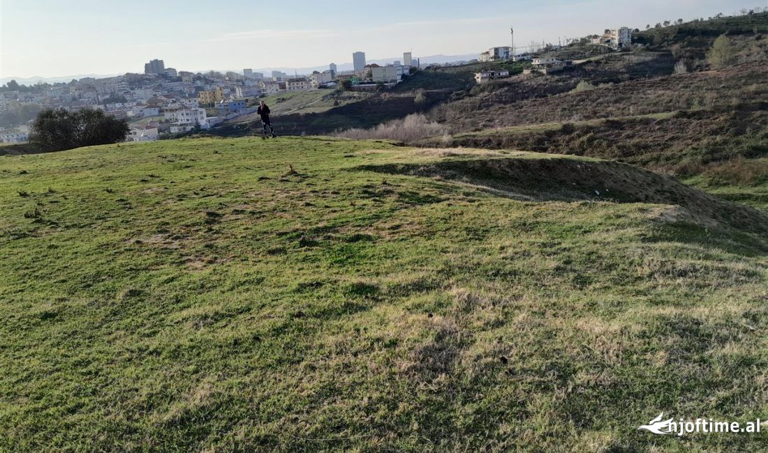 Shitet 1000m2 toke ne Fark