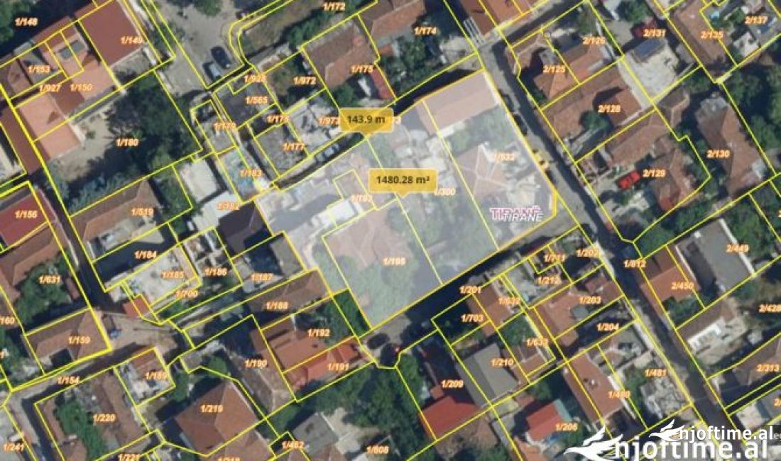 Shitet 400 m2 Truall ne Xhamllik