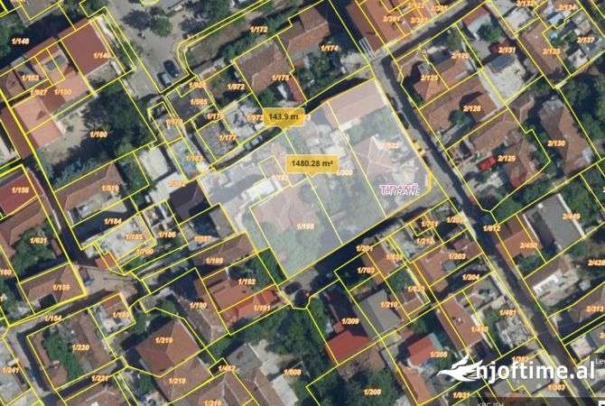 Shitet 400 m2 Truall ne Xhamllik