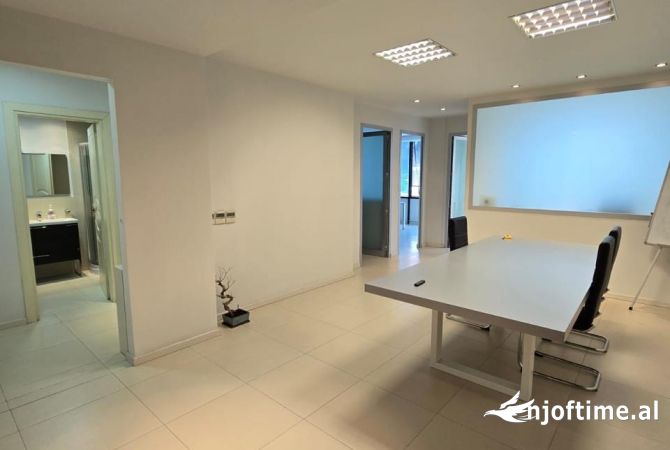 Ambiente Commerciale in Vendita 3+1 a Tirana - 340,000 Euro