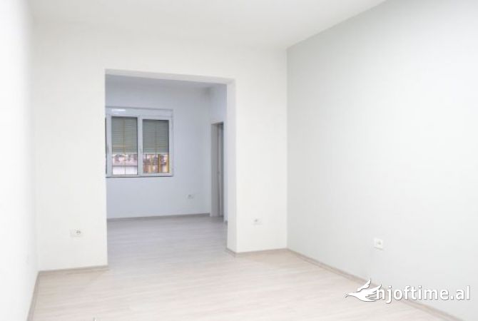 Ambiente Commerciale in Affitto 3+1 a Tirana - 100,000 Leke