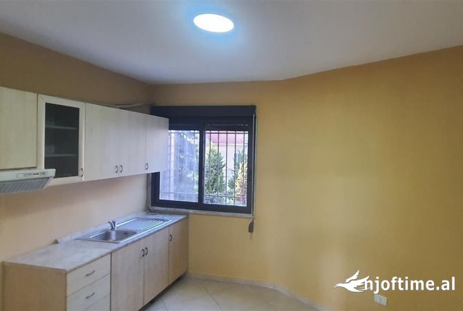 Jepet me qera apartament i pershtateshem per zyra ose banim 3+1+2 160m2