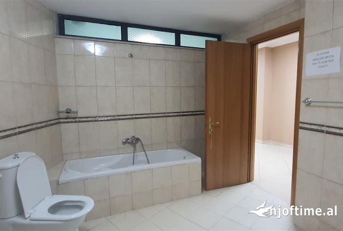 Jepet me qera apartament i pershtateshem per zyra ose banim 3+1+2 160m2