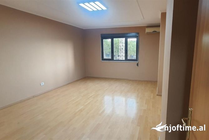 Ambiente Commerciale in Affitto 3+1 a Tirana - 1,400 Euro