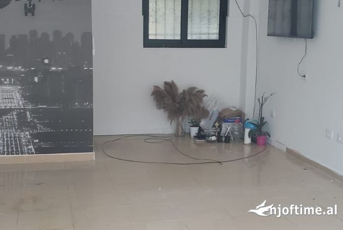 Ambiente Commerciale in Affitto 1+1 a Tirana - 60,000 Leke