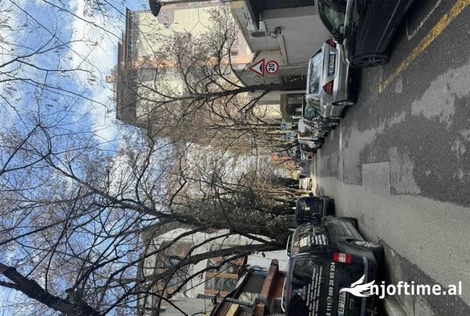 Jepet me qira apartamenti RRUGA E SALES  me siperfaqe 72.4m2. Ambjent per zyre/jepet bosh.