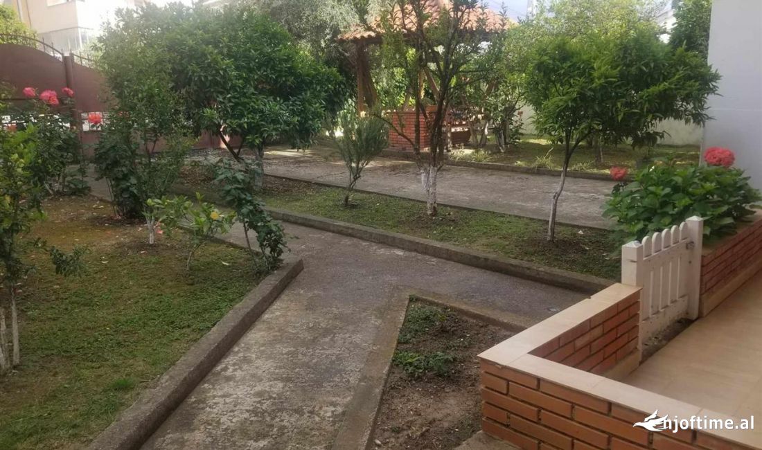 Shtepi ne shitje Vila Luksoze ne Tirane, 7+1, Mobilimi E mobiluar, Pagesa 429,000  Euro.