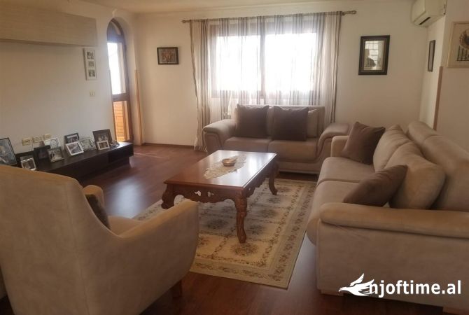 Shtepi ne shitje Vila Luksoze ne Tirane, 7+1, Mobilimi E mobiluar, Pagesa 429,000  Euro.