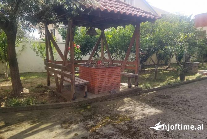 Shtepi ne shitje Vila Luksoze ne Tirane, 7+1, Mobilimi E mobiluar, Pagesa 429,000  Euro.