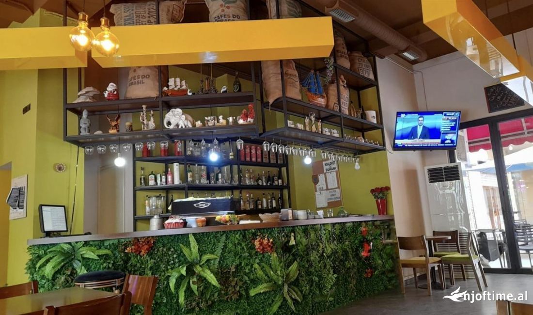 Shitet Ambjenti , momentalisht i gatshem si bar kafe me aredim cilesore , 200m2