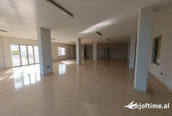 Ambiente Commerciale in Affitto 1+1 a Tirana - 500 Euro