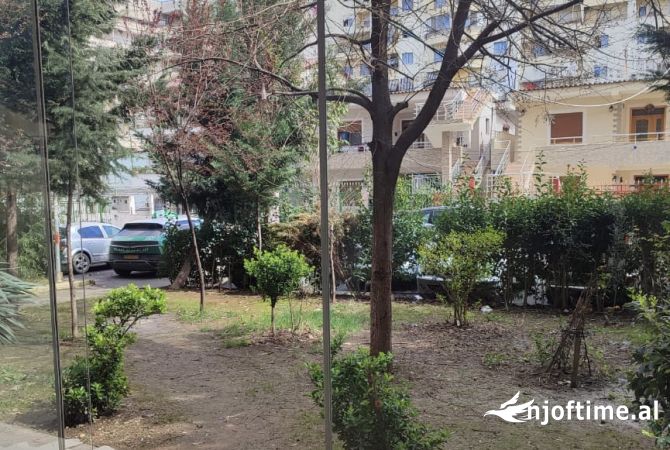 Ambiente Commerciale in Affitto 1+1 a Tirana - 35,000 Leke