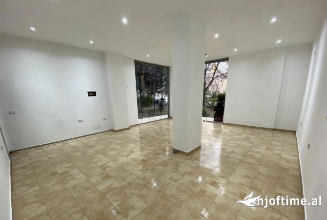 Ambiente Commerciale in Affitto 1+1 a Tirana - 35,000 Leke