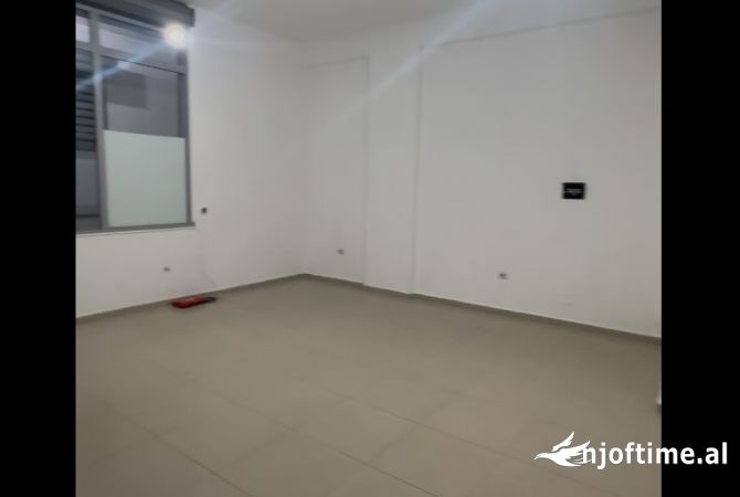 Shitet Dyqan 46.2m2 ne Yzberisht 