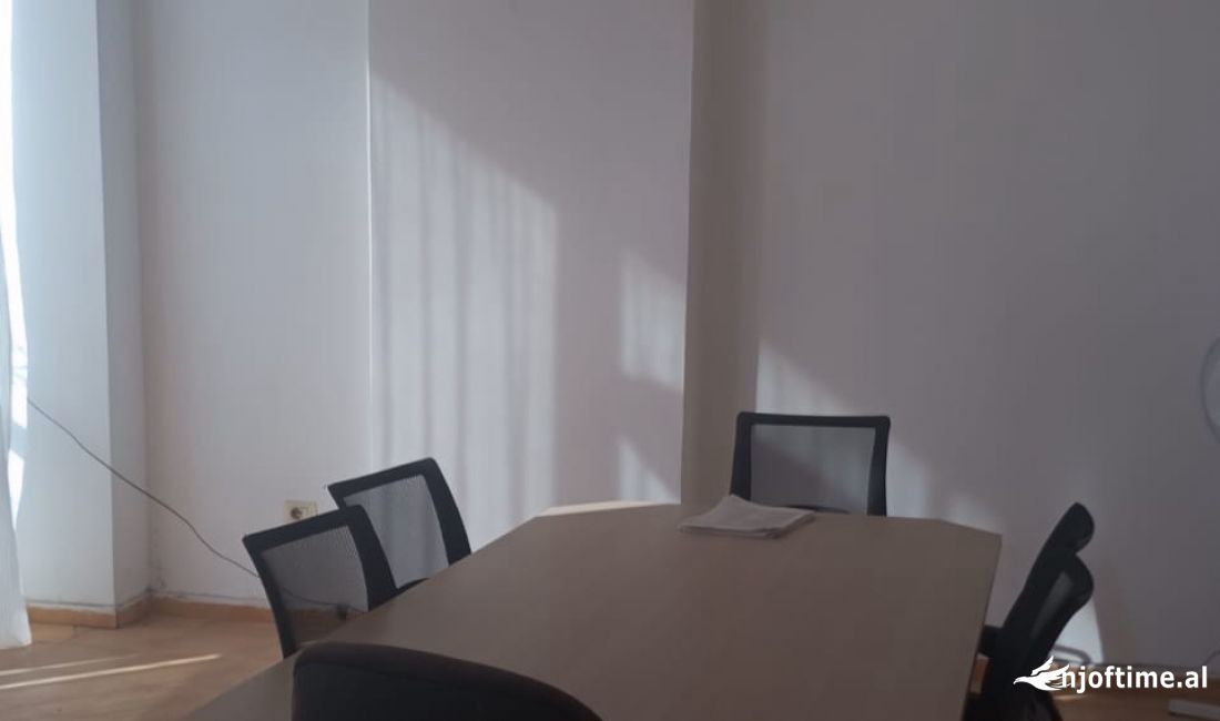 Shitet ambient per zyra ne Xhamllik 38m2 ,kati 2 me ashensor