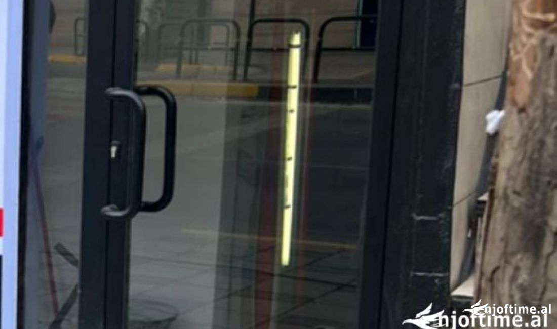 Shitet dyqan tek ish stacioni trenit , buze rruge , perballe Credins Bank Tirane