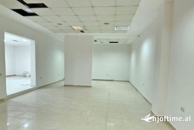 AMBJENT ME QERA - RR. PETRO KORCARI, PRANE KOMUNA PARISIT