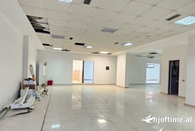 AMBJENT ME QERA - RR. PETRO KORCARI, PRANE KOMUNA PARISIT