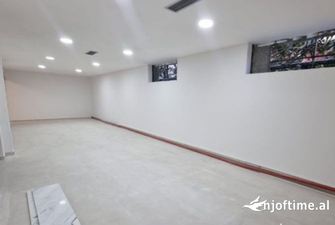 AMBJENT ME QERA - RR. PETRO KORCARI, PRANE KOMUNA PARISIT