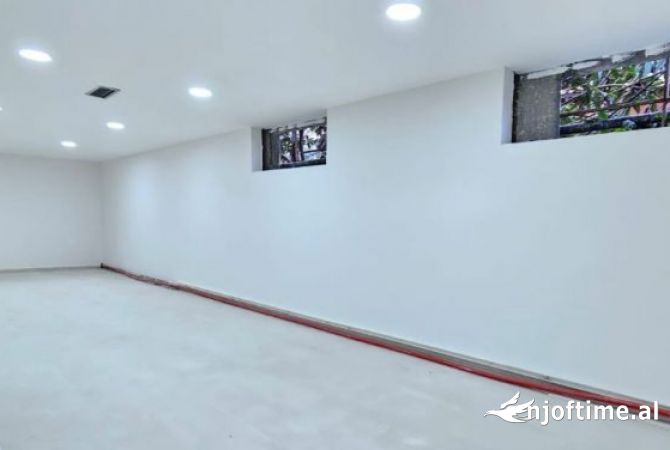 AMBJENT ME QERA - RR. PETRO KORCARI, PRANE KOMUNA PARISIT