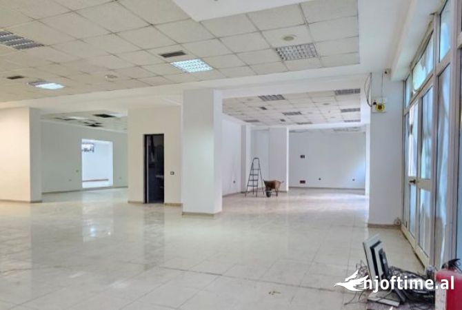 AMBJENT ME QERA - RR. PETRO KORCARI, PRANE KOMUNA PARISIT