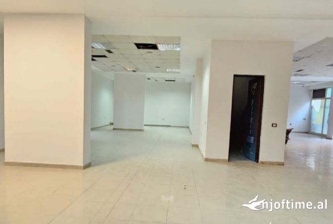 AMBJENT ME QERA - RR. PETRO KORCARI, PRANE KOMUNA PARISIT