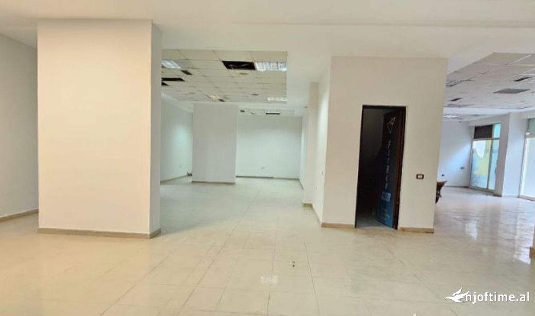 AMBJENT ME QERA - RR. PETRO KORCARI, PRANE KOMUNA PARISIT