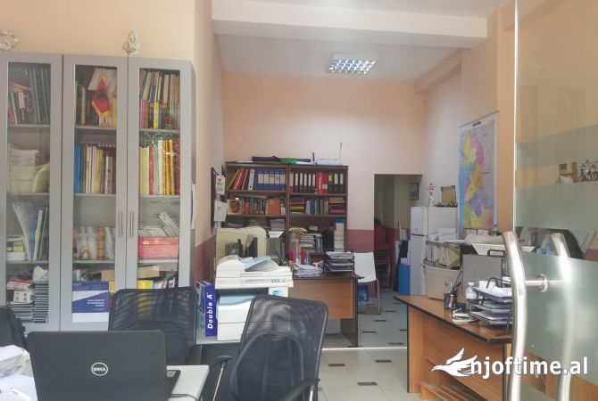 Jepet me qera Dyqan te Komuna Parisit