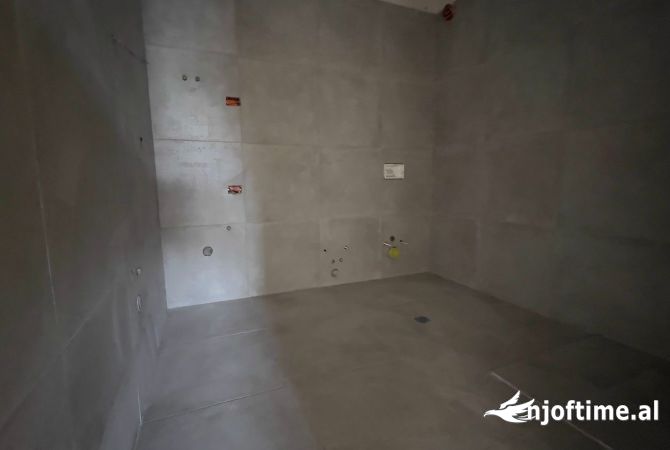 Shtepi ne shitje Apartament ne Tirane, 2+1, Mobilimi Bosh, pa mobiluar, Pagesa 153,000  Euro.