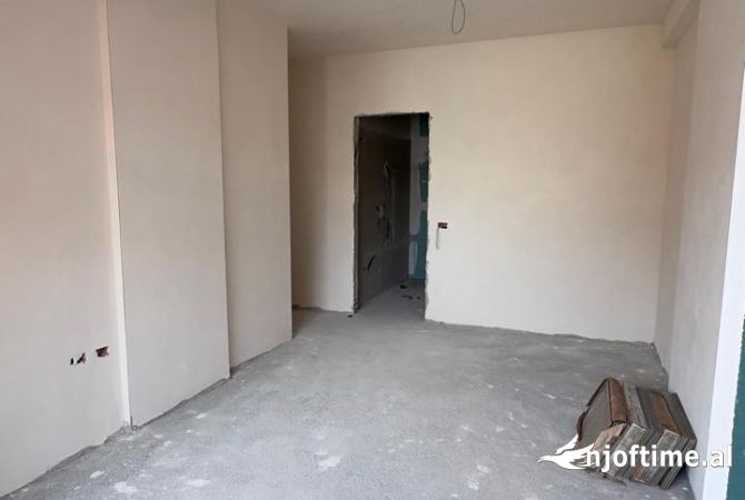 Shtepi ne shitje Apartament ne Tirane, 2+1, Mobilimi Bosh, pa mobiluar, Pagesa 153,000  Euro.