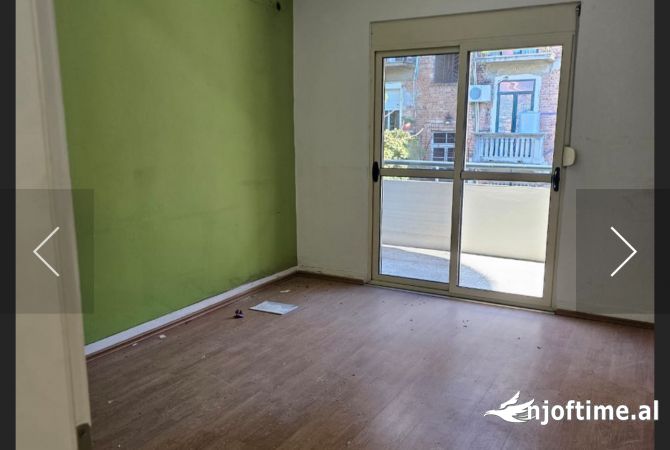 Ambiente Commerciale in Affitto 3+1 a Tirana - 1,500 Euro