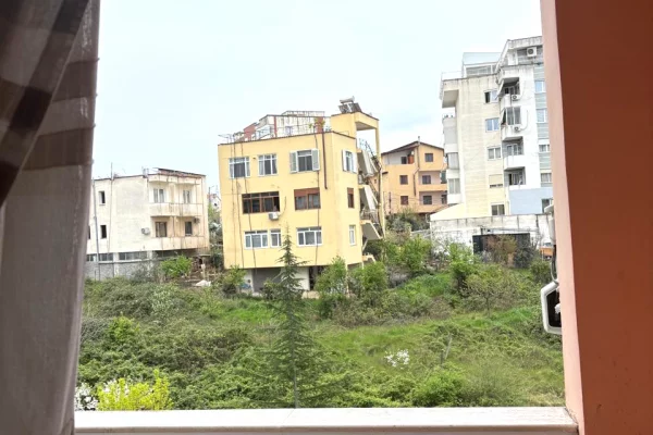 Shtepi ne shitje Apartament ne Tirane, 3+1, Mobilimi E mobiluar, Pagesa 175,000  Euro.