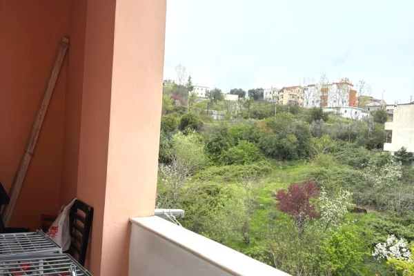 Shtepi ne shitje Apartament ne Tirane, 3+1, Mobilimi E mobiluar, Pagesa 175,000  Euro.