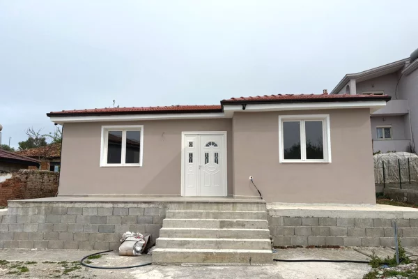 Shtepi ne shitje Shtepi Private ne Durres, 2+1, Mobilimi Bosh, pa mobiluar, Pagesa 100,000  Euro.